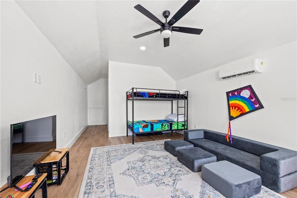 En Venta: $679,000 (4 camas, 3 baños, 2310 Pies cuadrados)