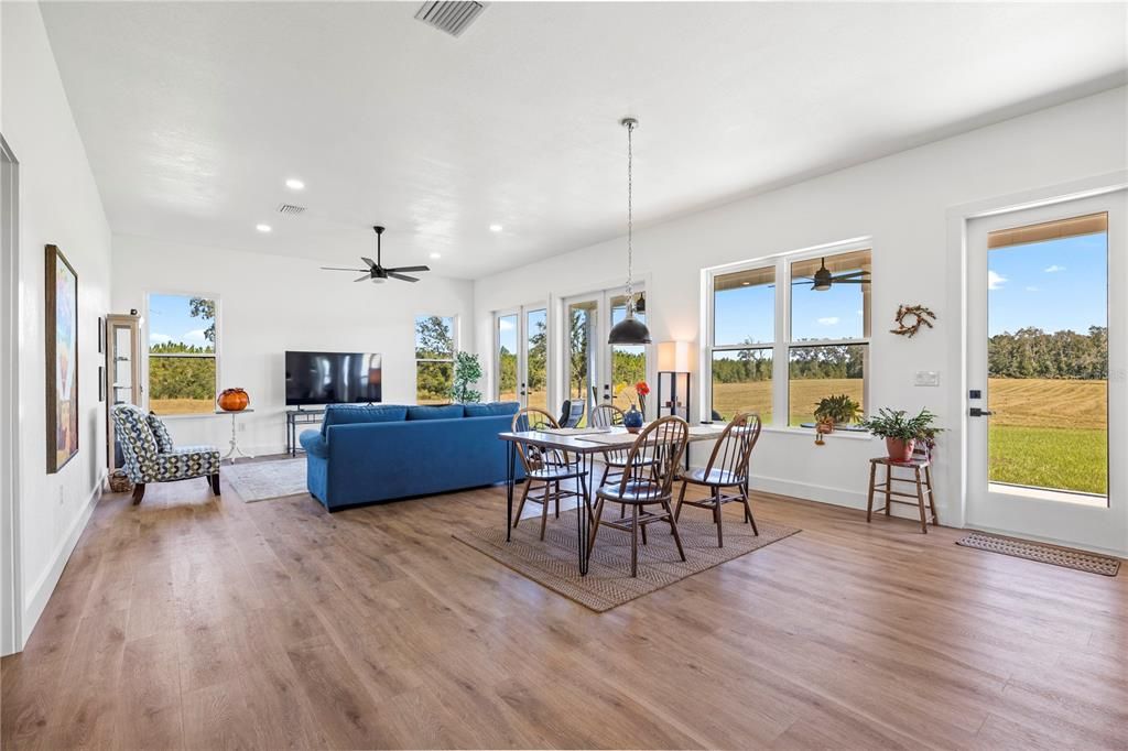 En Venta: $679,000 (4 camas, 3 baños, 2310 Pies cuadrados)