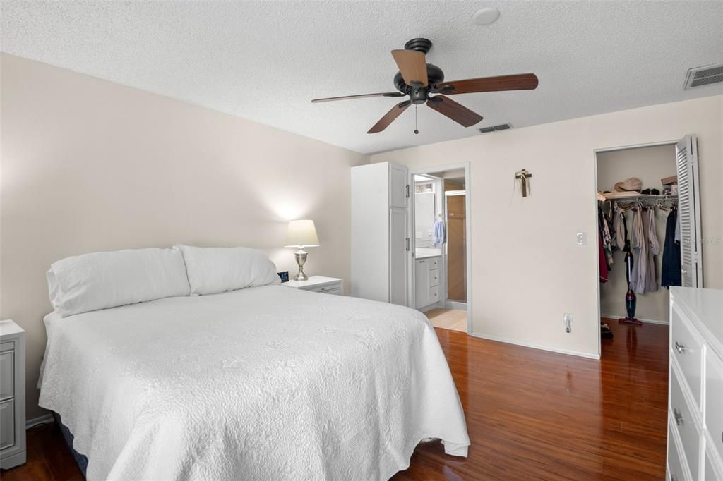 Active With Contract: $354,900 (2 beds, 2 baths, 1220 Square Feet)