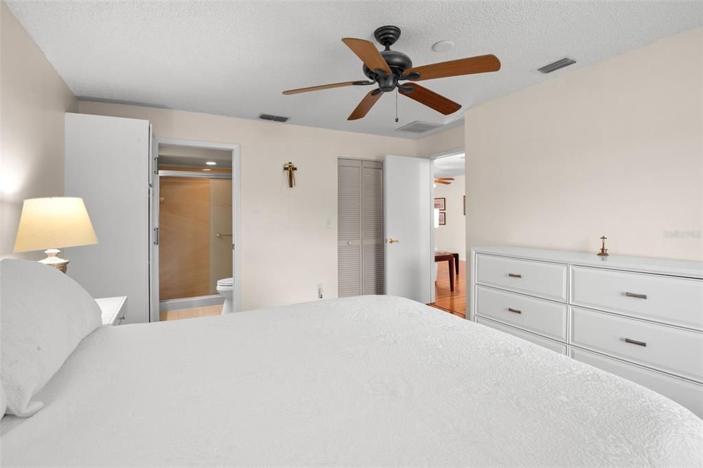 Active With Contract: $354,900 (2 beds, 2 baths, 1220 Square Feet)