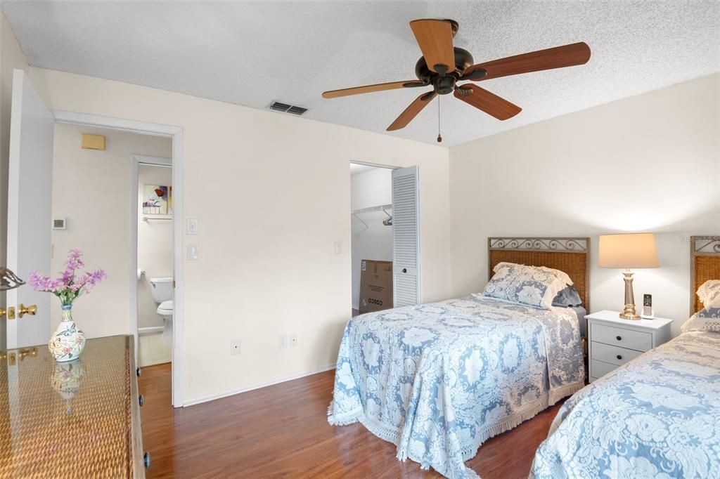 Active With Contract: $354,900 (2 beds, 2 baths, 1220 Square Feet)