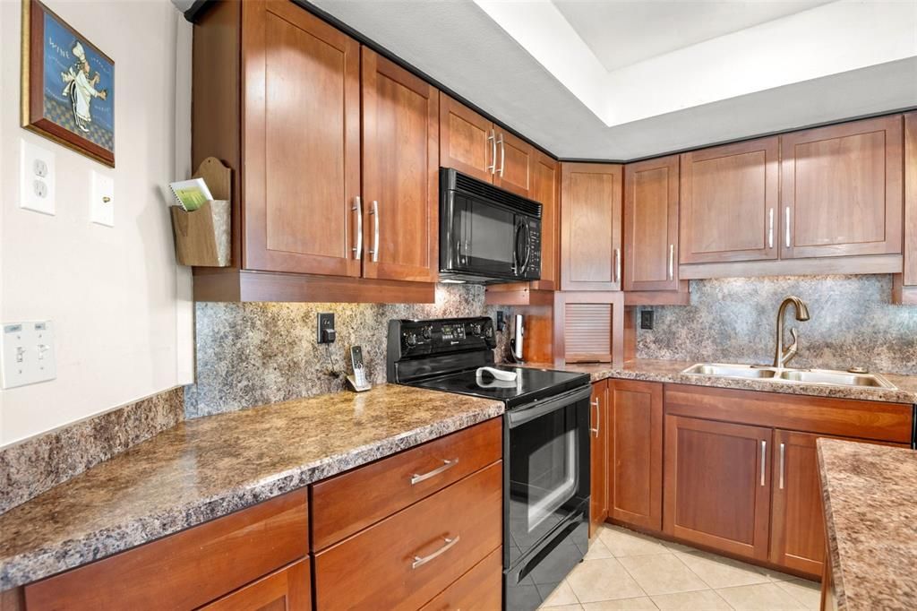 Active With Contract: $354,900 (2 beds, 2 baths, 1220 Square Feet)