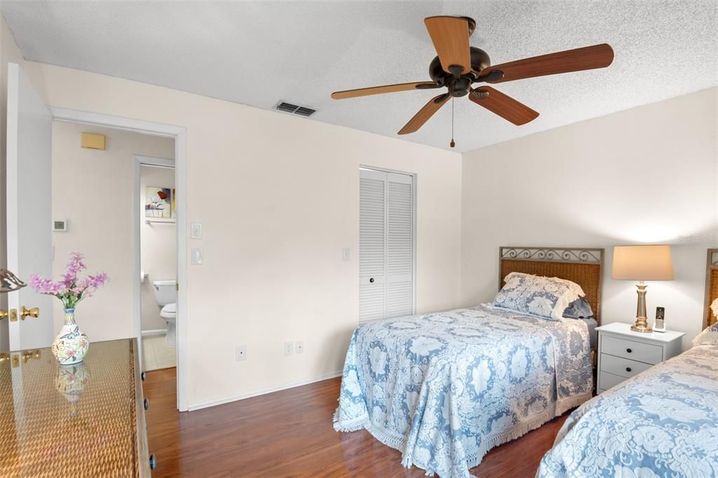 Active With Contract: $354,900 (2 beds, 2 baths, 1220 Square Feet)