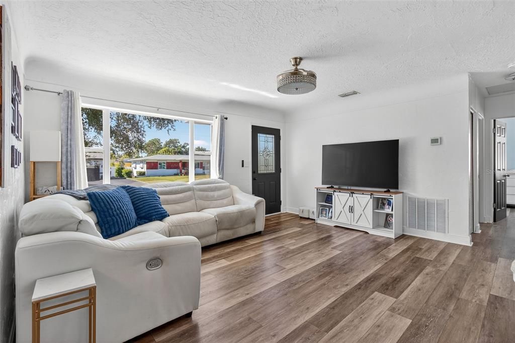 For Rent: $3,800 (4 beds, 2 baths, 1671 Square Feet)