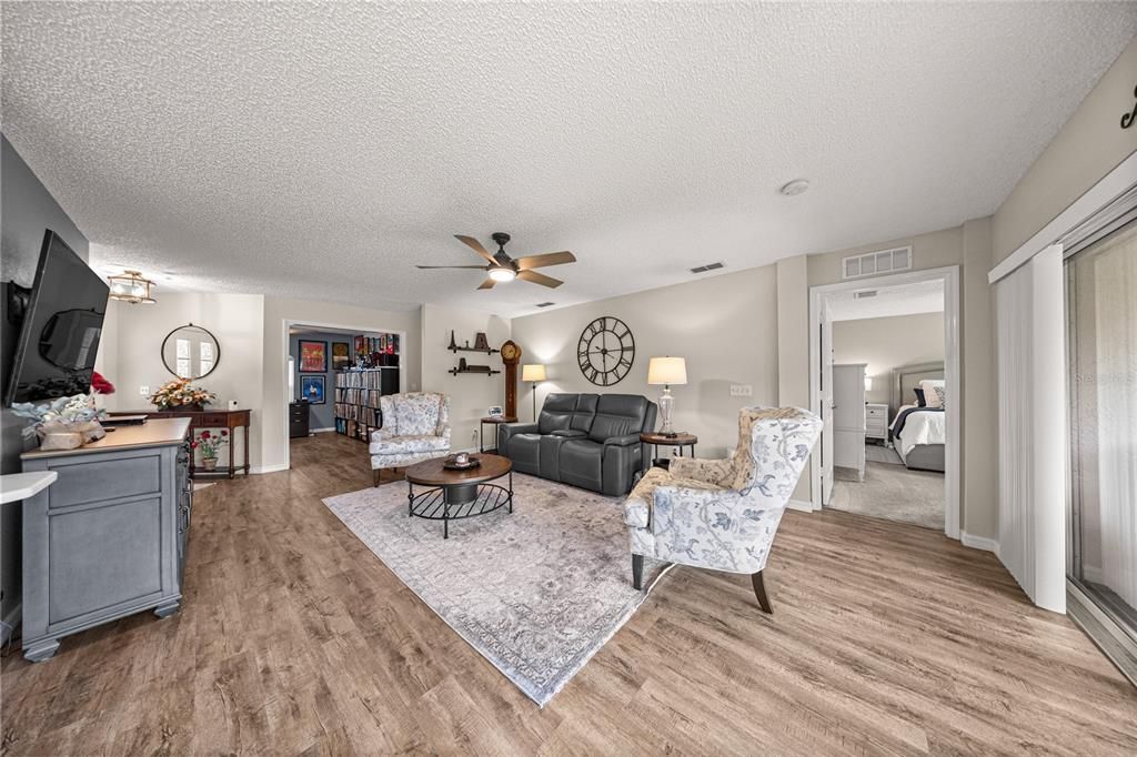 For Sale: $249,900 (2 beds, 2 baths, 1517 Square Feet)