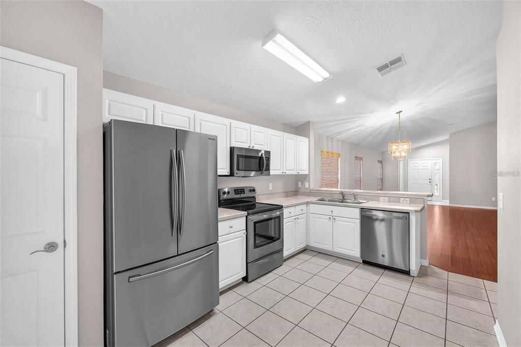 Active With Contract: $2,600 (3 beds, 2 baths, 1335 Square Feet)