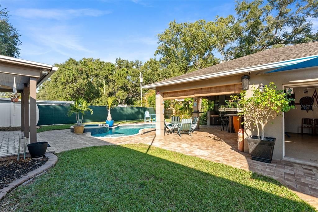 合同活跃: $597,000 (3 贝兹, 3 浴室, 1104 平方英尺)