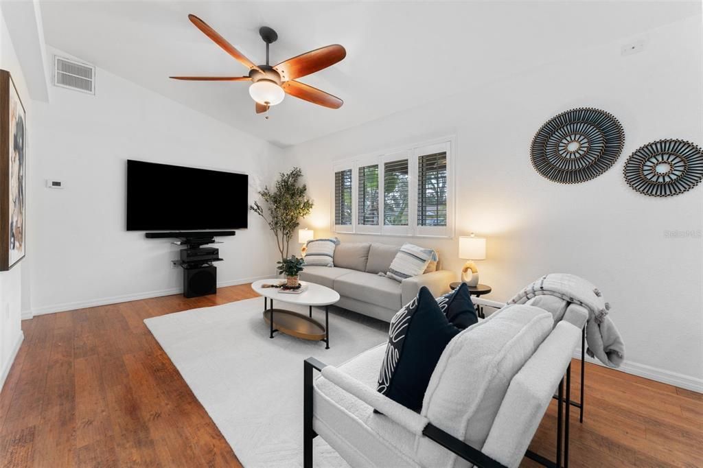 合同活跃: $597,000 (3 贝兹, 3 浴室, 1104 平方英尺)