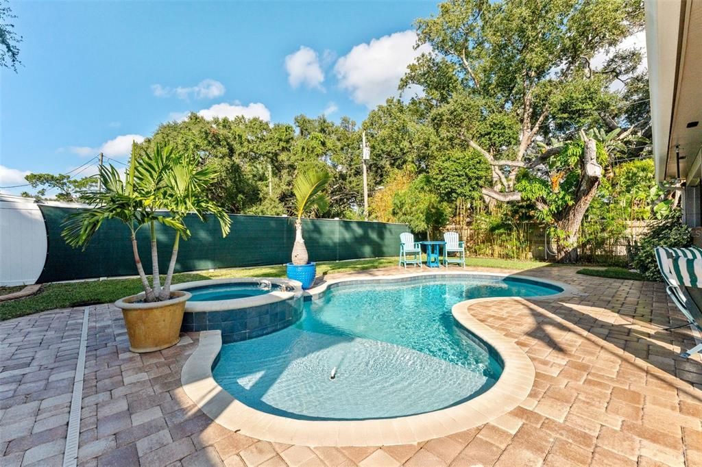 合同活跃: $597,000 (3 贝兹, 3 浴室, 1104 平方英尺)