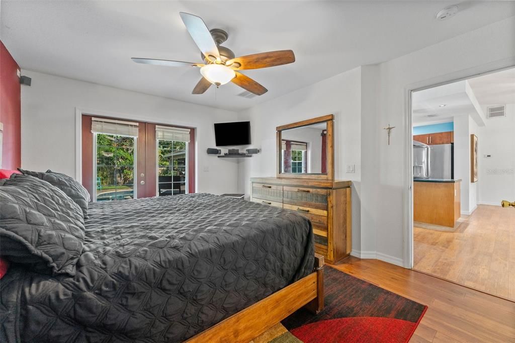 合同活跃: $597,000 (3 贝兹, 3 浴室, 1104 平方英尺)