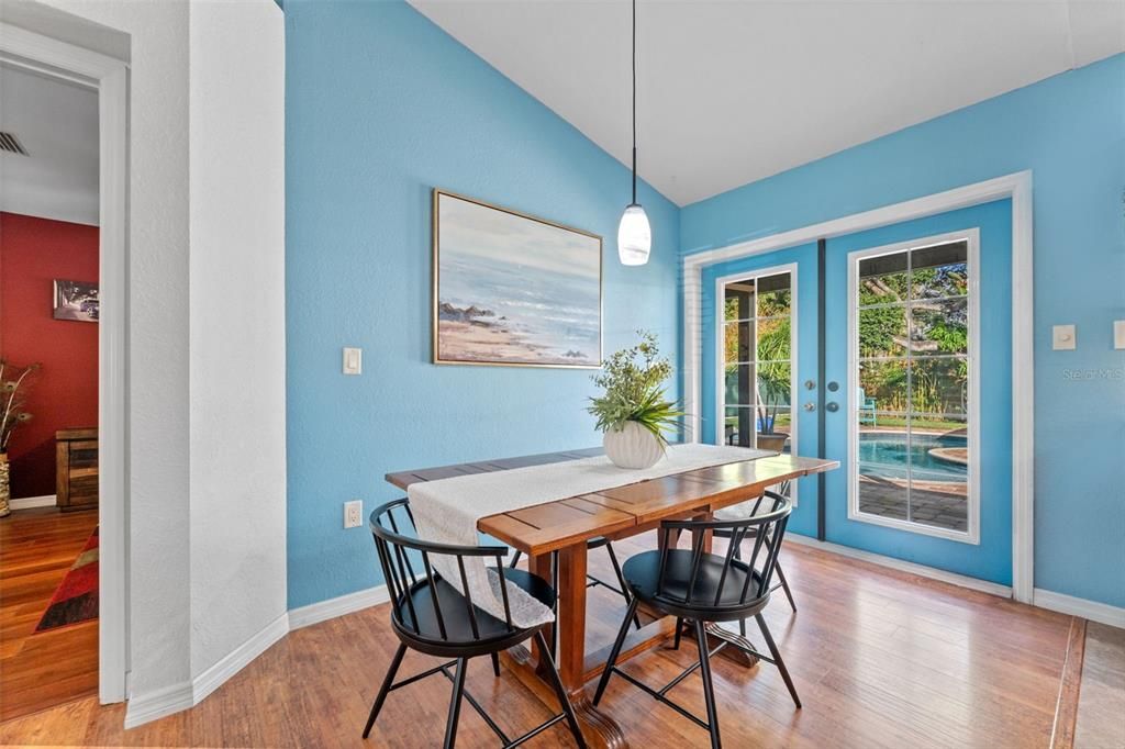 合同活跃: $597,000 (3 贝兹, 3 浴室, 1104 平方英尺)