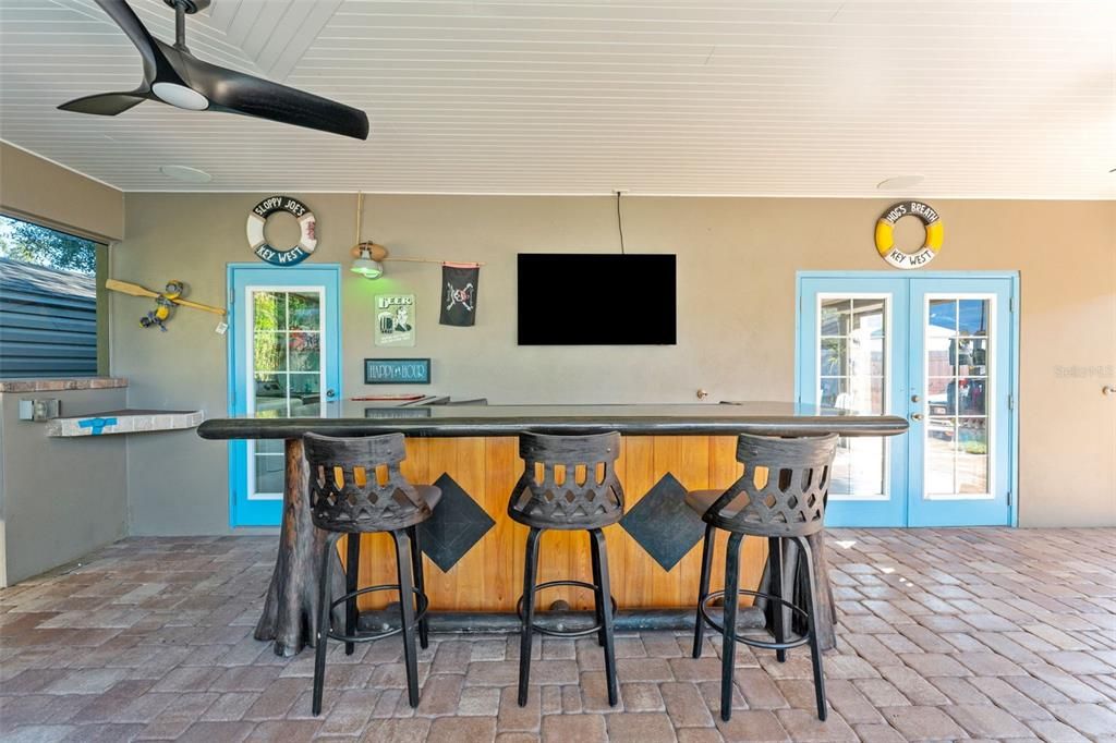 合同活跃: $597,000 (3 贝兹, 3 浴室, 1104 平方英尺)