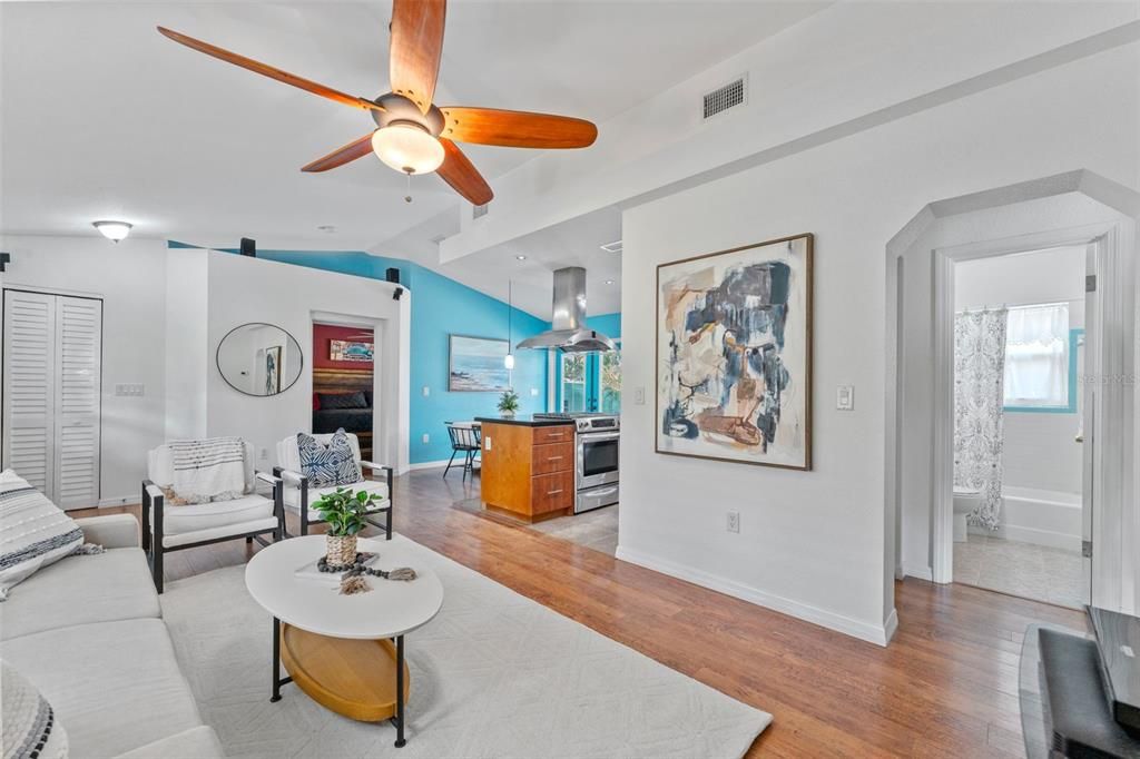 合同活跃: $597,000 (3 贝兹, 3 浴室, 1104 平方英尺)