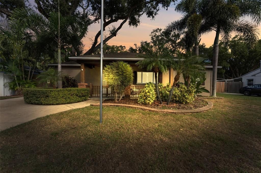 合同活跃: $597,000 (3 贝兹, 3 浴室, 1104 平方英尺)