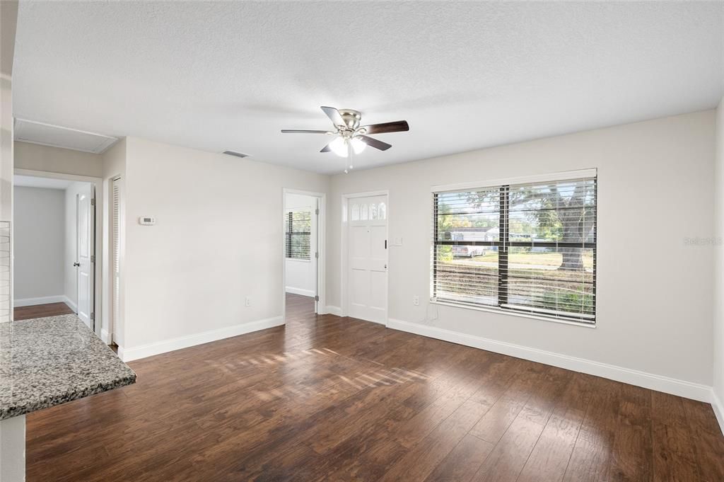 En Venta: $409,000 (3 camas, 2 baños, 1305 Pies cuadrados)