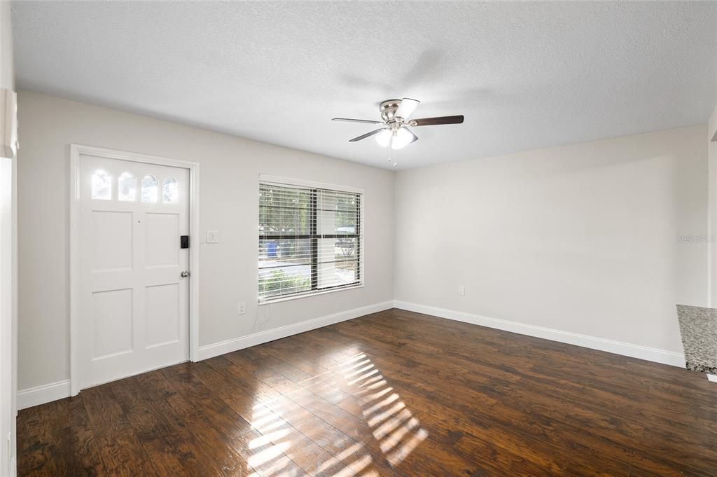 En Venta: $409,000 (3 camas, 2 baños, 1305 Pies cuadrados)