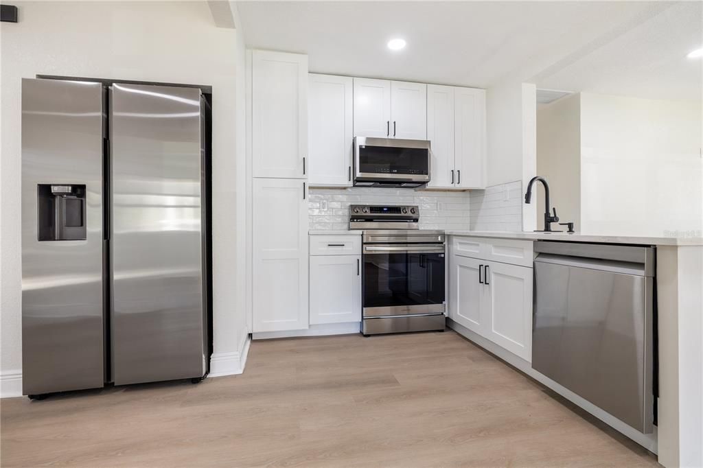 Activo con contrato: $329,999 (3 camas, 2 baños, 1106 Pies cuadrados)