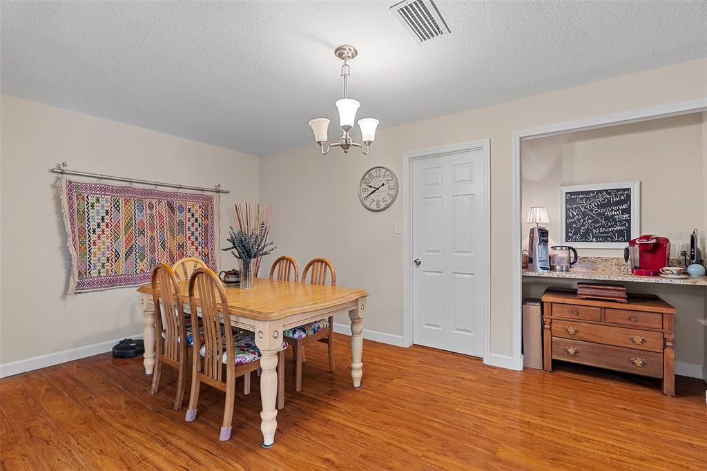 For Sale: $375,000 (3 beds, 2 baths, 1694 Square Feet)