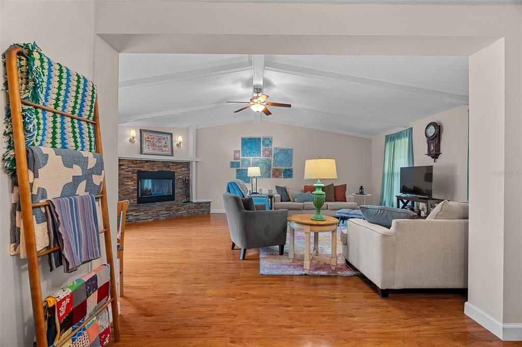 For Sale: $375,000 (3 beds, 2 baths, 1694 Square Feet)