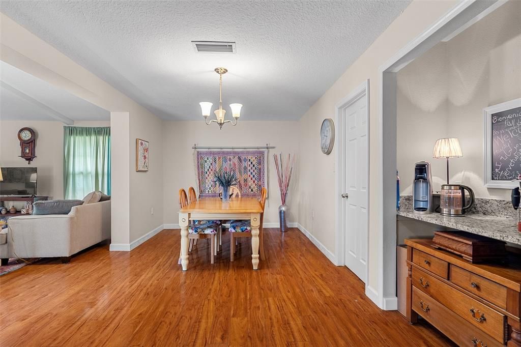 For Sale: $375,000 (3 beds, 2 baths, 1694 Square Feet)