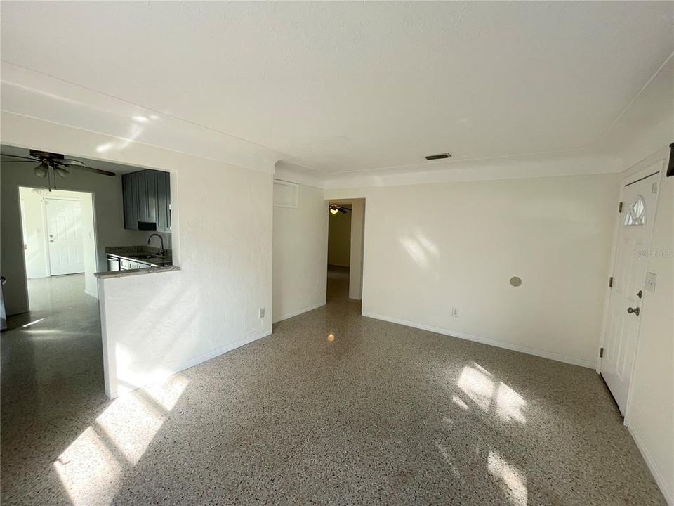 For Rent: $1,990 (3 beds, 1 baths, 976 Square Feet)