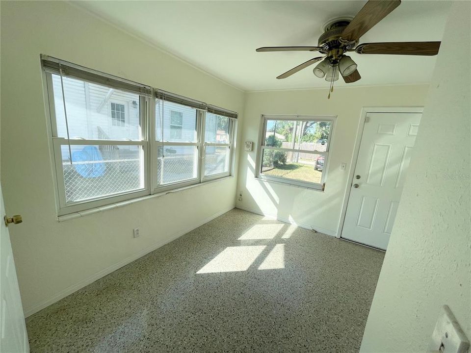 For Rent: $1,990 (3 beds, 1 baths, 976 Square Feet)