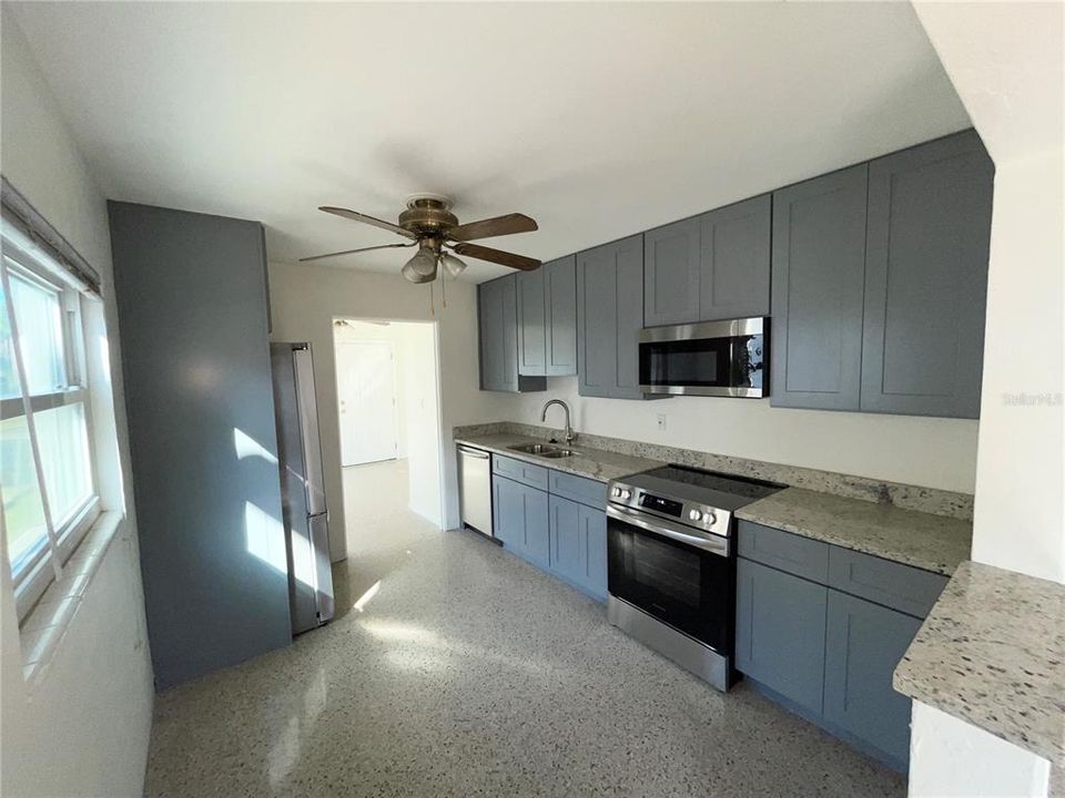 For Rent: $1,990 (3 beds, 1 baths, 976 Square Feet)