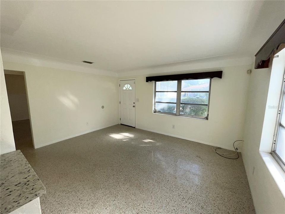 For Rent: $1,990 (3 beds, 1 baths, 976 Square Feet)