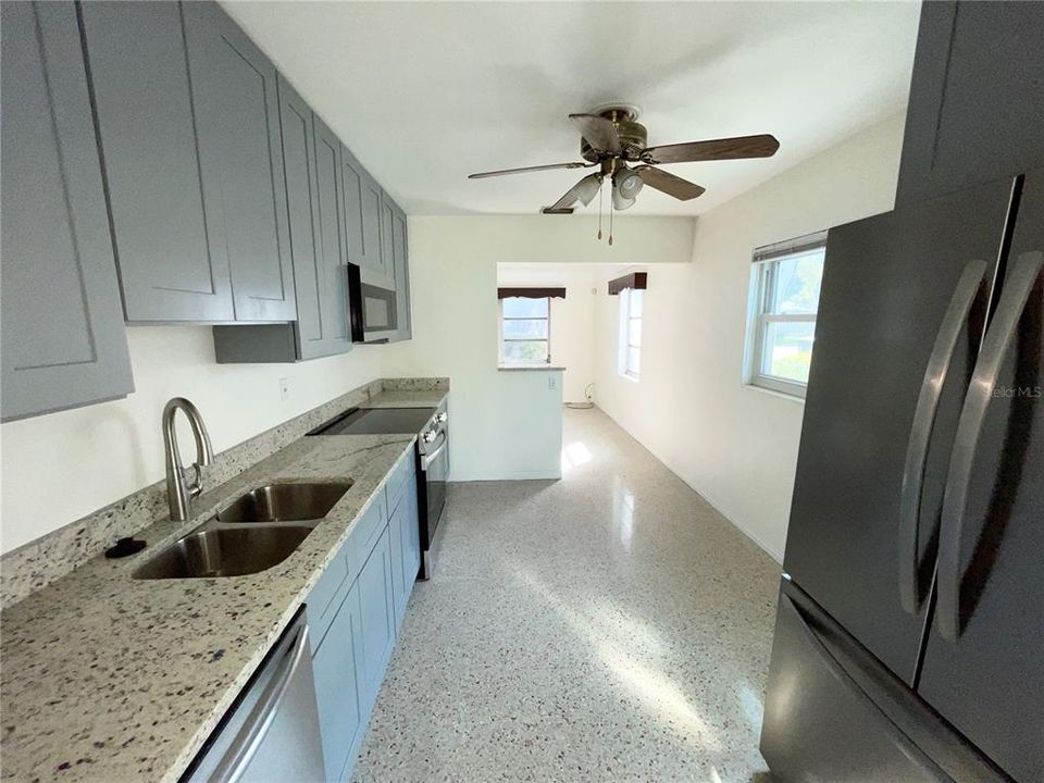 For Rent: $1,990 (3 beds, 1 baths, 976 Square Feet)