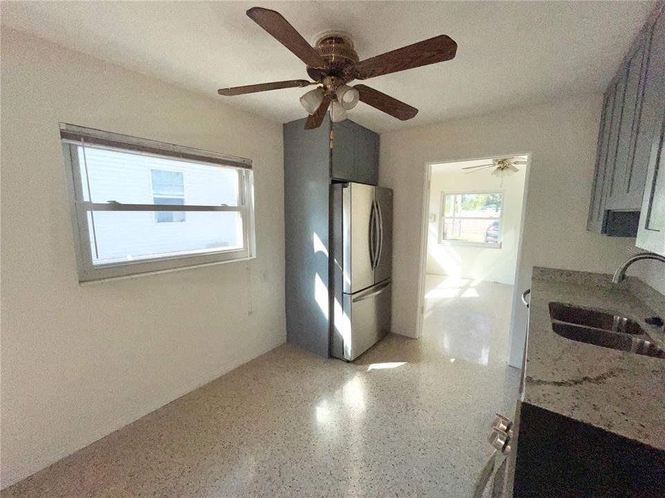 For Rent: $1,990 (3 beds, 1 baths, 976 Square Feet)