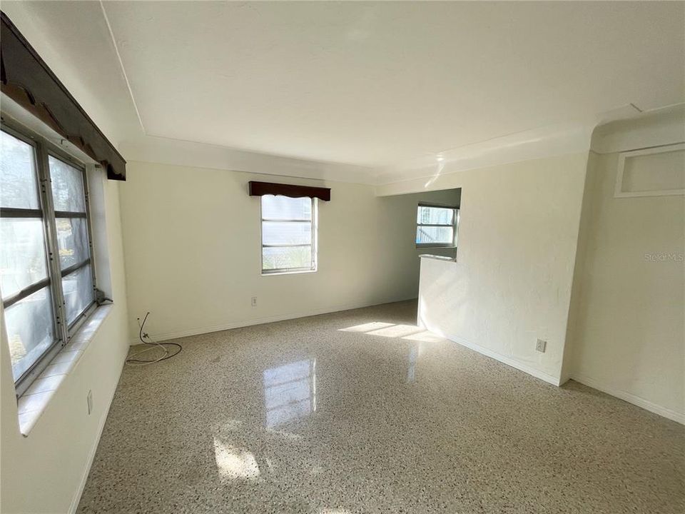 For Rent: $1,990 (3 beds, 1 baths, 976 Square Feet)