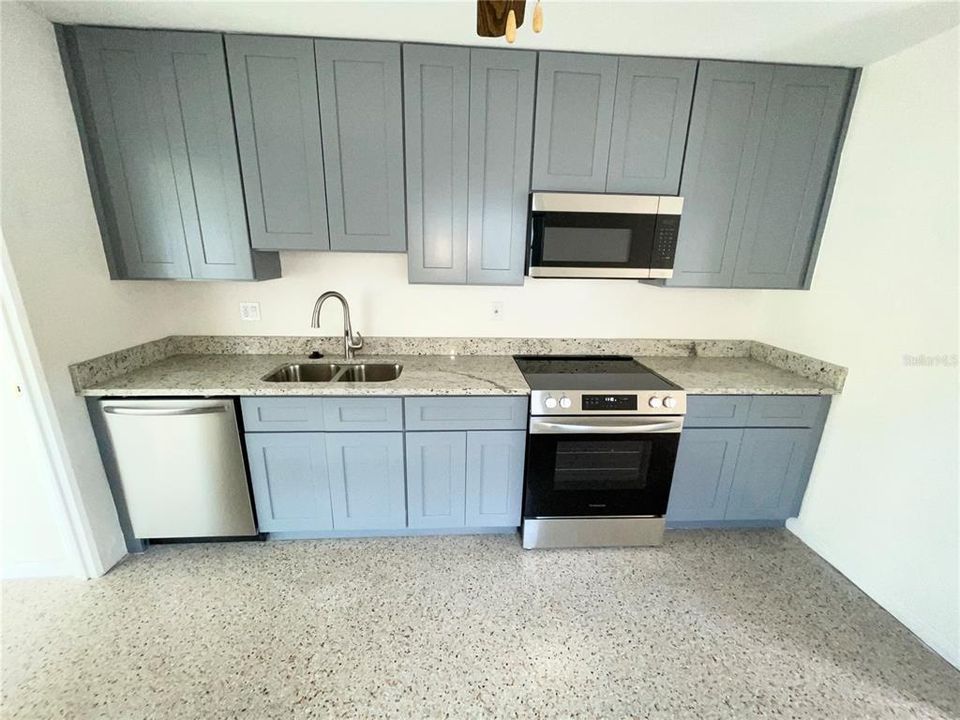 For Rent: $1,990 (3 beds, 1 baths, 976 Square Feet)