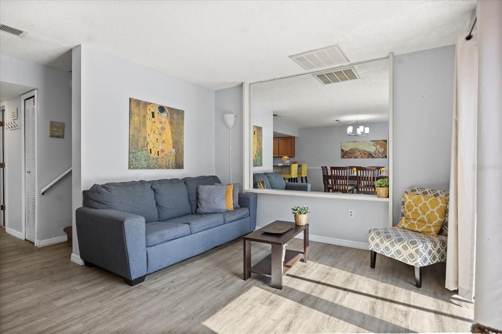 待售: $229,000 (2 贝兹, 0 浴室, 1052 平方英尺)