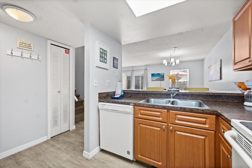 待售: $229,000 (2 贝兹, 0 浴室, 1052 平方英尺)