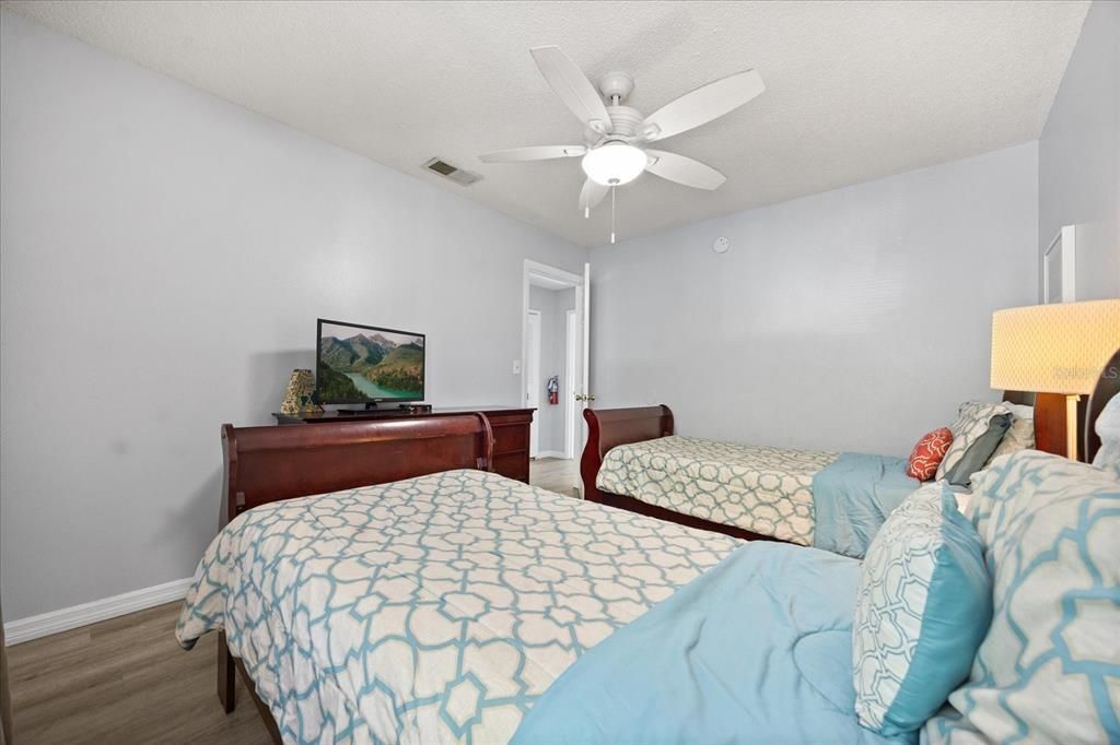 待售: $229,000 (2 贝兹, 0 浴室, 1052 平方英尺)