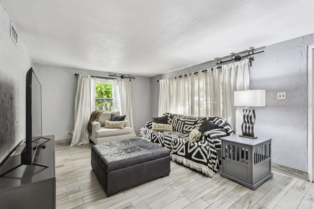 待售: $650,000 (3 贝兹, 2 浴室, 1683 平方英尺)