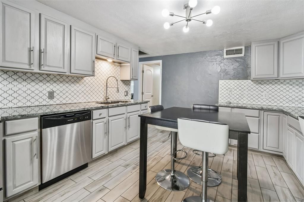 待售: $650,000 (3 贝兹, 2 浴室, 1683 平方英尺)