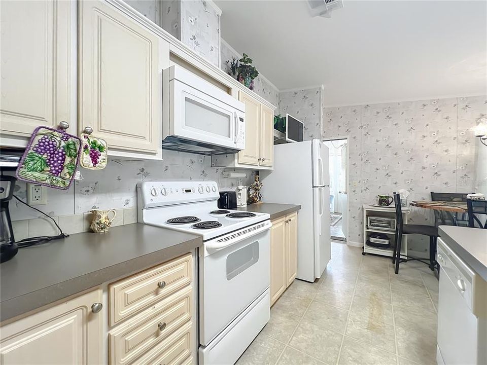 Под контрактом: $194,000 (3 спален, 2 ванн, 1468 Квадратных фут)