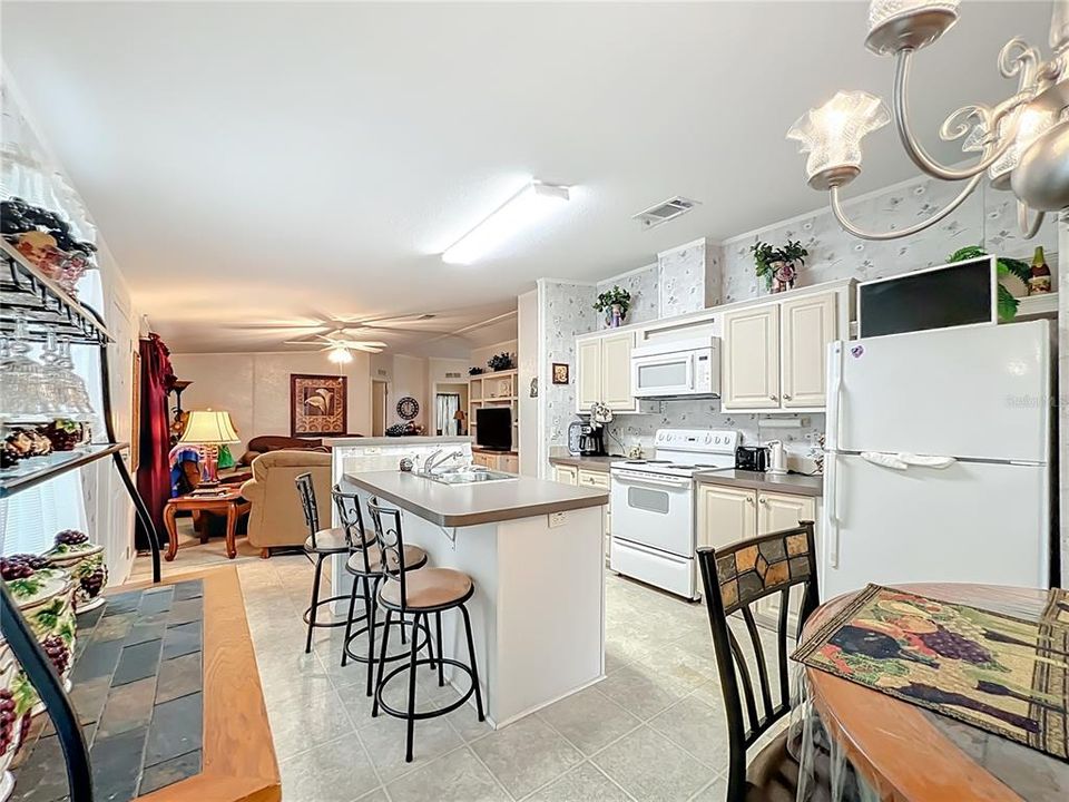 Под контрактом: $194,000 (3 спален, 2 ванн, 1468 Квадратных фут)