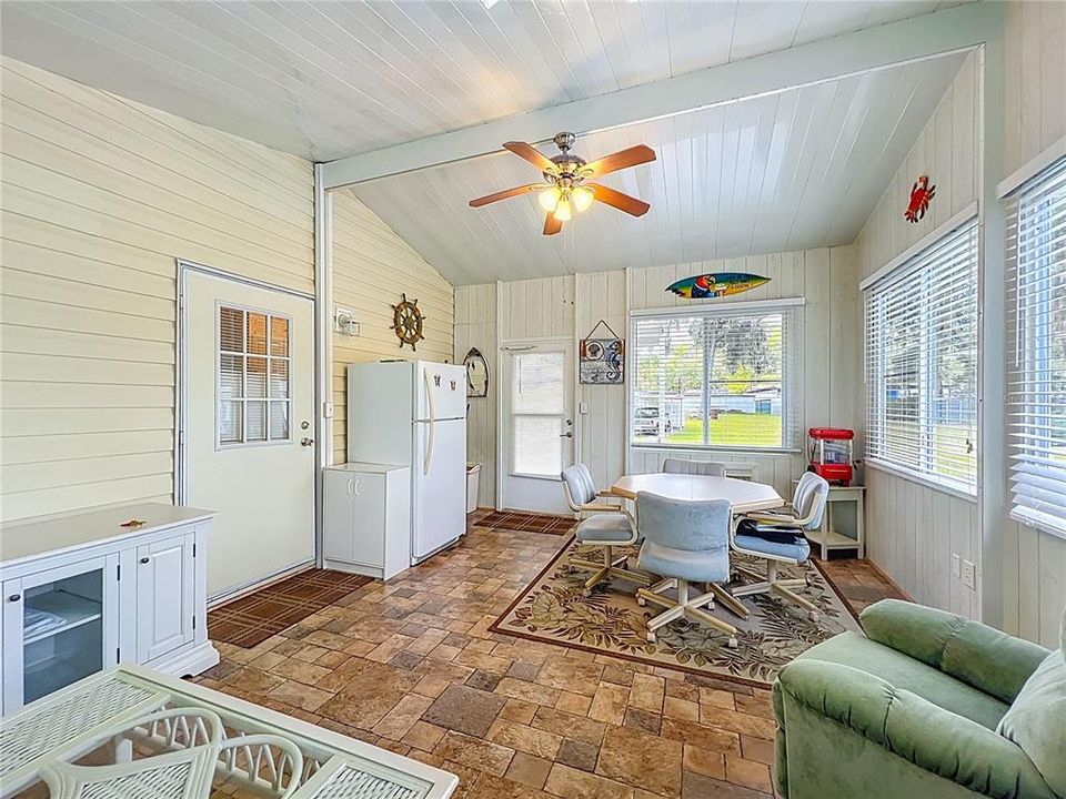 Под контрактом: $194,000 (3 спален, 2 ванн, 1468 Квадратных фут)