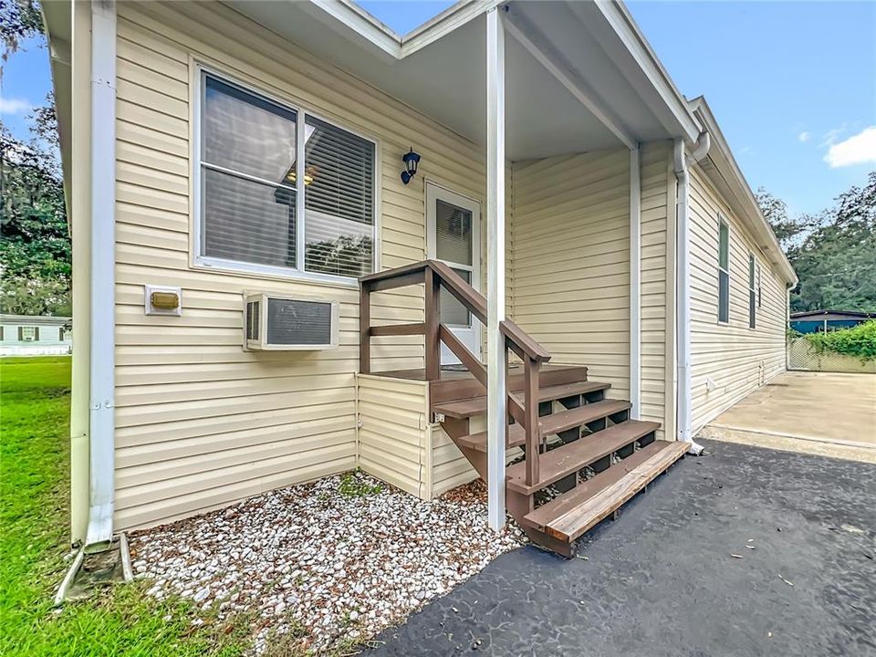 Под контрактом: $194,000 (3 спален, 2 ванн, 1468 Квадратных фут)