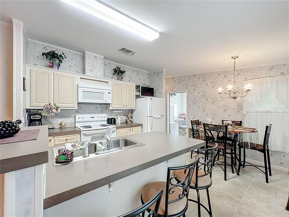 Под контрактом: $194,000 (3 спален, 2 ванн, 1468 Квадратных фут)