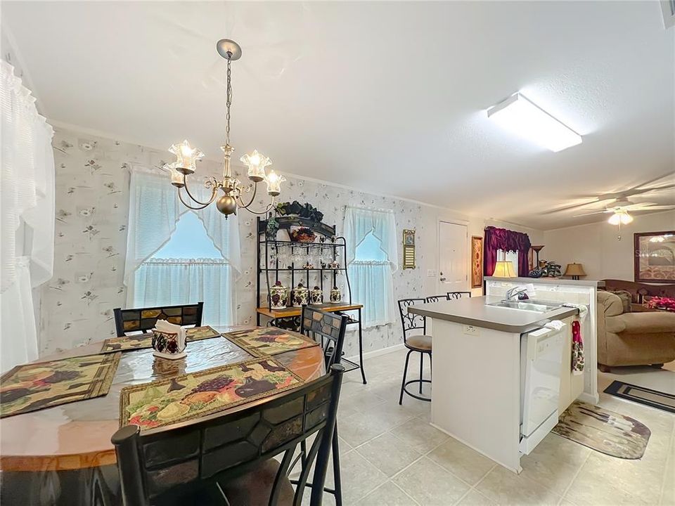 Под контрактом: $194,000 (3 спален, 2 ванн, 1468 Квадратных фут)