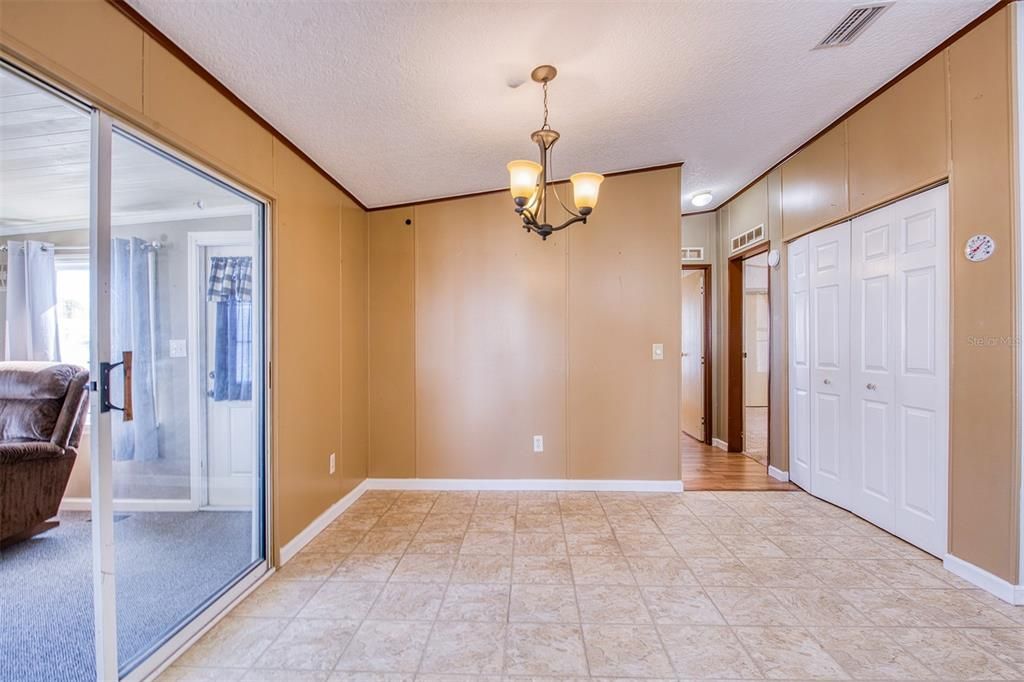For Sale: $214,500 (2 beds, 2 baths, 1078 Square Feet)