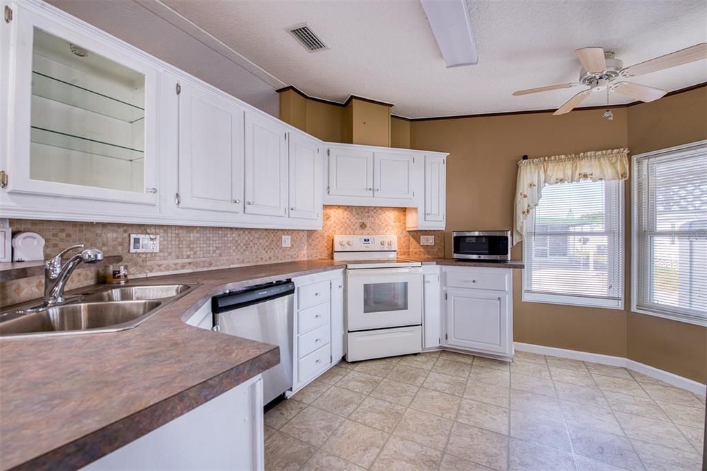 For Sale: $214,500 (2 beds, 2 baths, 1078 Square Feet)
