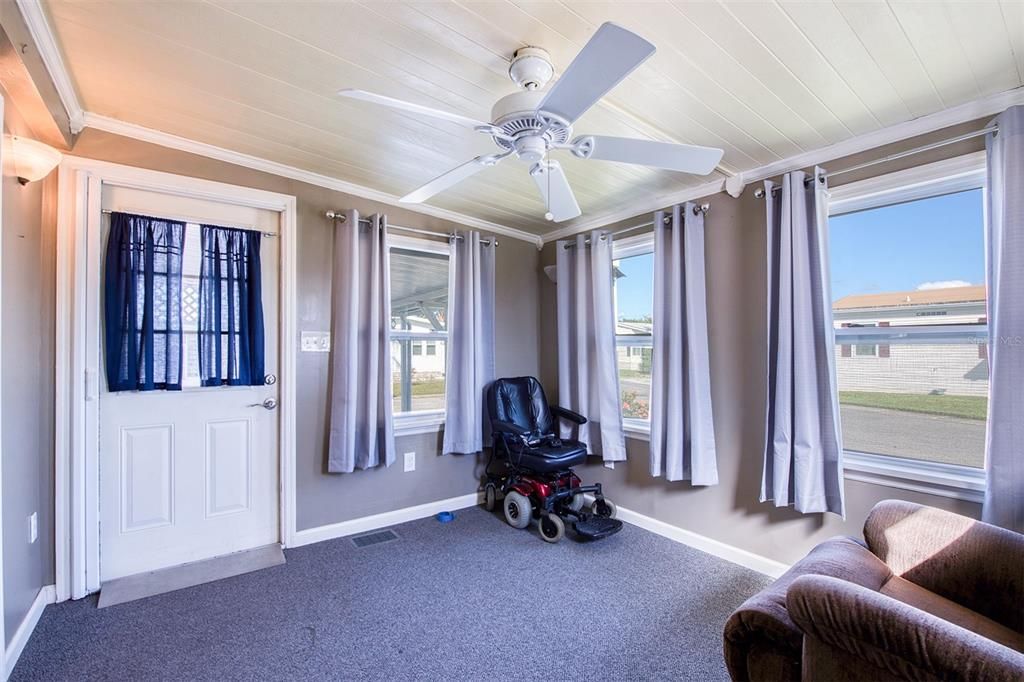 For Sale: $214,500 (2 beds, 2 baths, 1078 Square Feet)