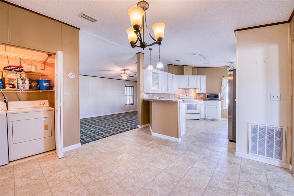 For Sale: $214,500 (2 beds, 2 baths, 1078 Square Feet)