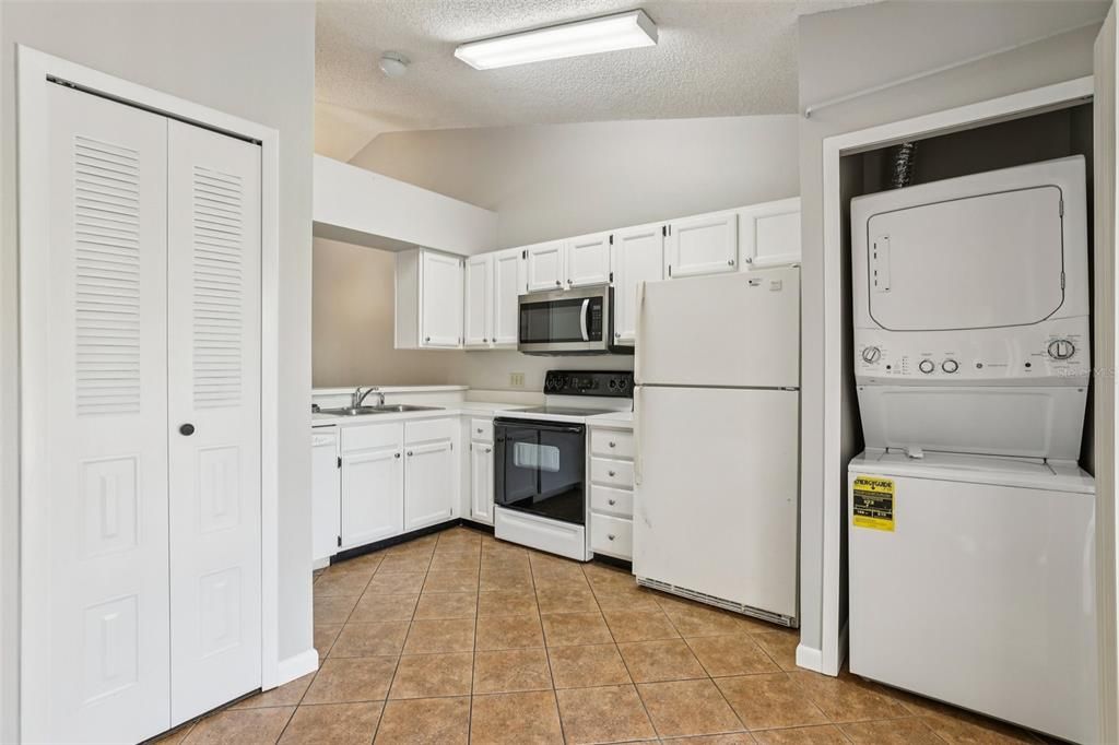 For Sale: $252,900 (2 beds, 2 baths, 1098 Square Feet)