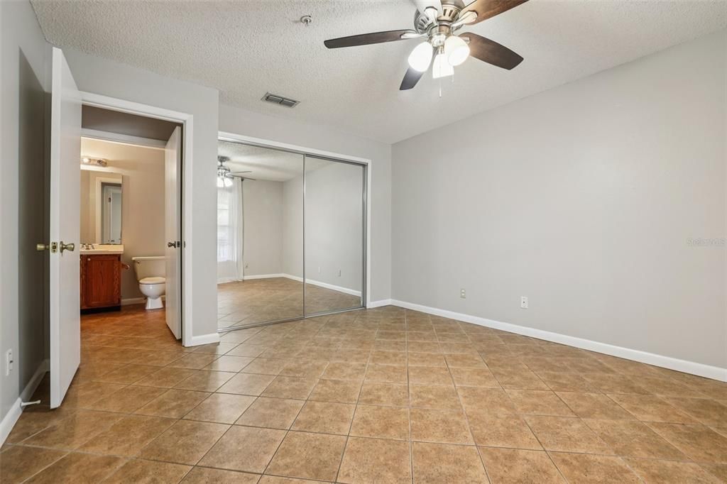 For Sale: $252,900 (2 beds, 2 baths, 1098 Square Feet)
