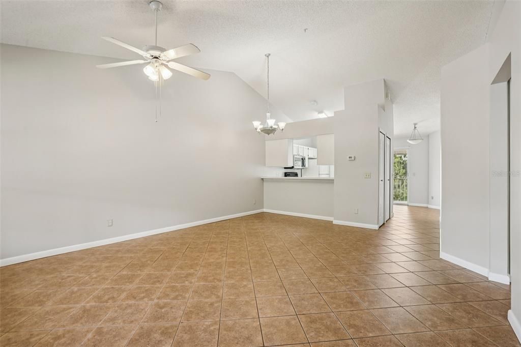 For Sale: $252,900 (2 beds, 2 baths, 1098 Square Feet)